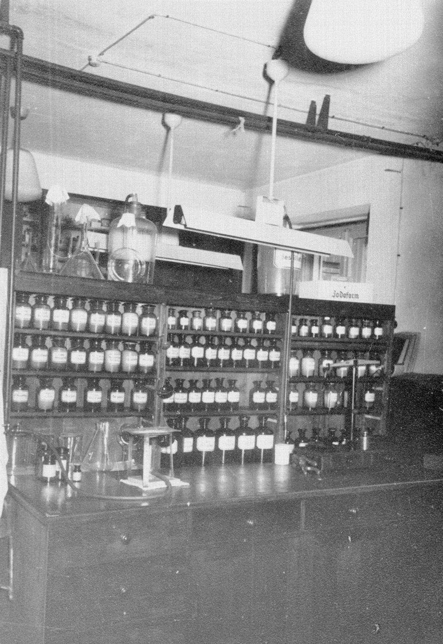 Historische Aufnahme der Apotheke in der Lungenklinik Heckeshorn
