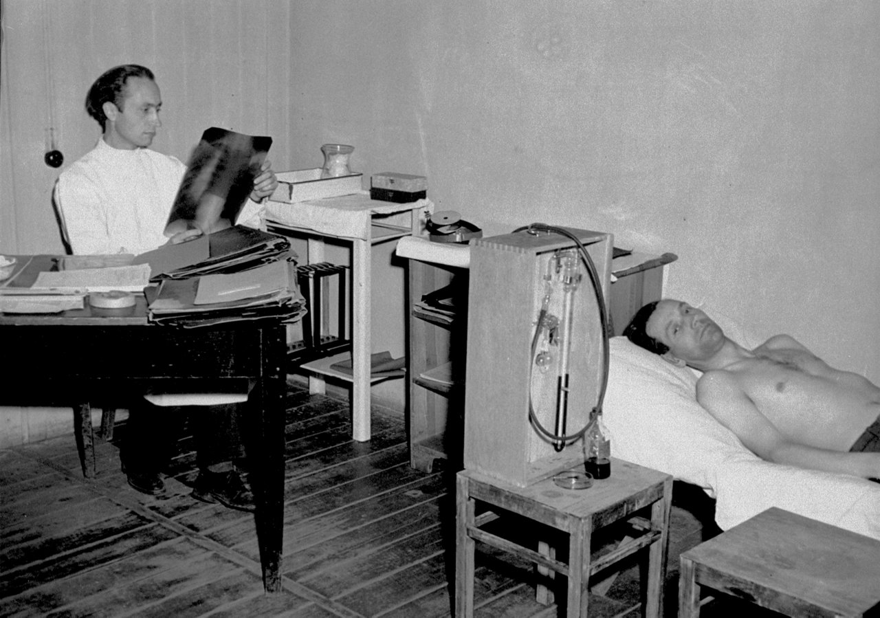 Arzt behandelt Patient in der Lungenklinik Heckeshorn 