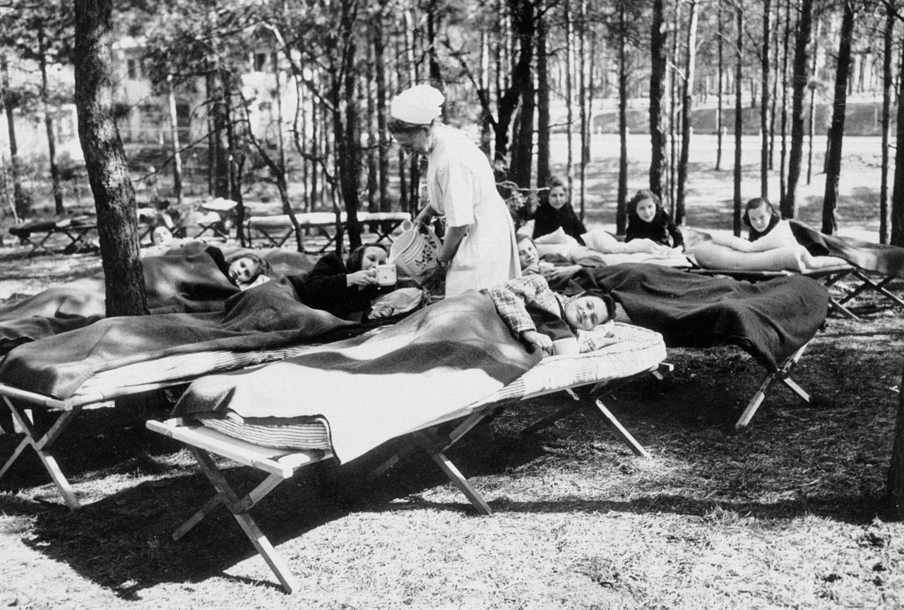 Patientinnen entspannen an der frischen Luft 