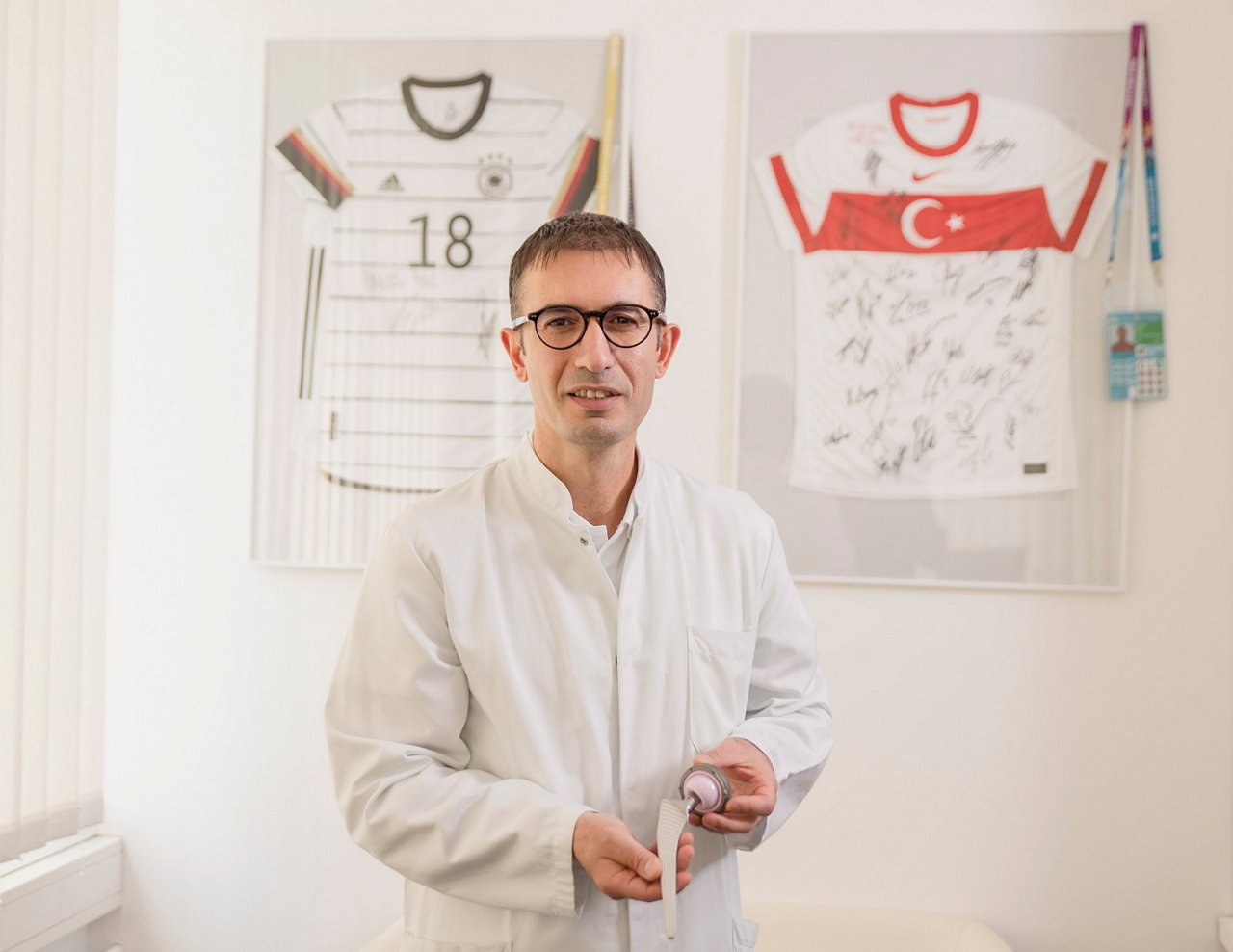 Chefarzt Dr. Ufuk Sentürk mit Hüftprothese