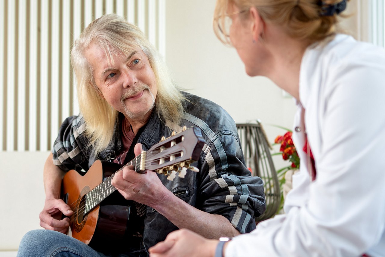 Patient spielt für Chefärztin auf der Gitarre