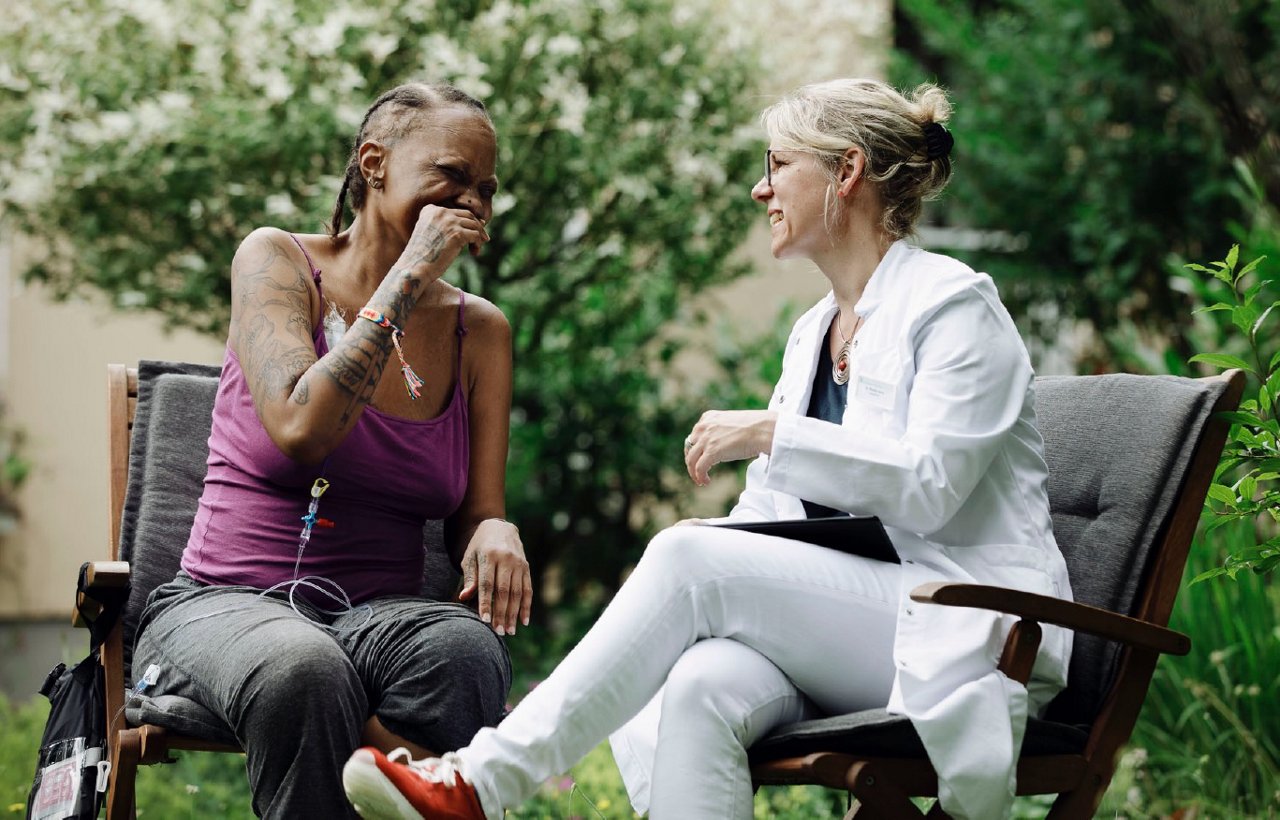 Chefärztin und Patientin im Garten der Palliativmedizin