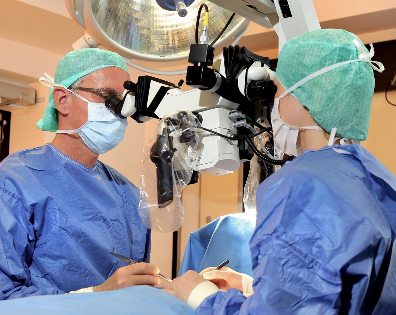 Mikrochirurgische Operation in der Plastischen Chirurgie