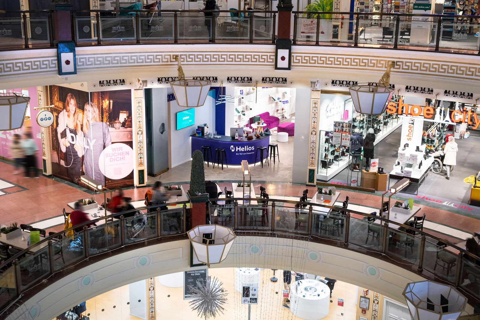 Blick von außen auf den Pop-up-Store "Hallo Behring" im "das Schloss"