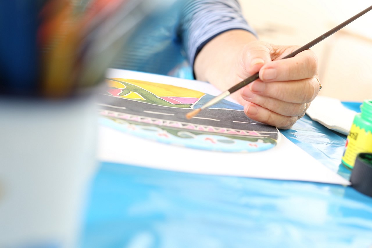 Therapiestunde Malen der Geriatrie im Helios Klinikum Berlin-Buch