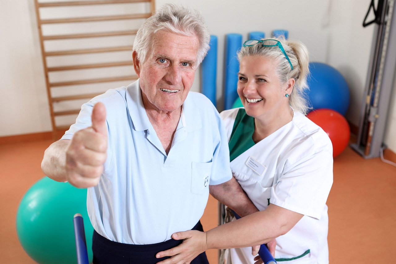 Patient und Pflegerin bei der Therapiestunde 