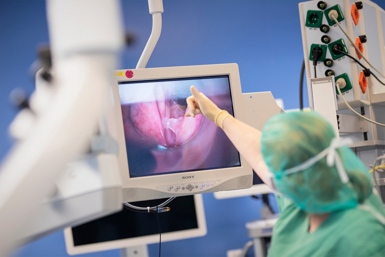 Bildgebung eines Tumors auf dem Monitor während der OP