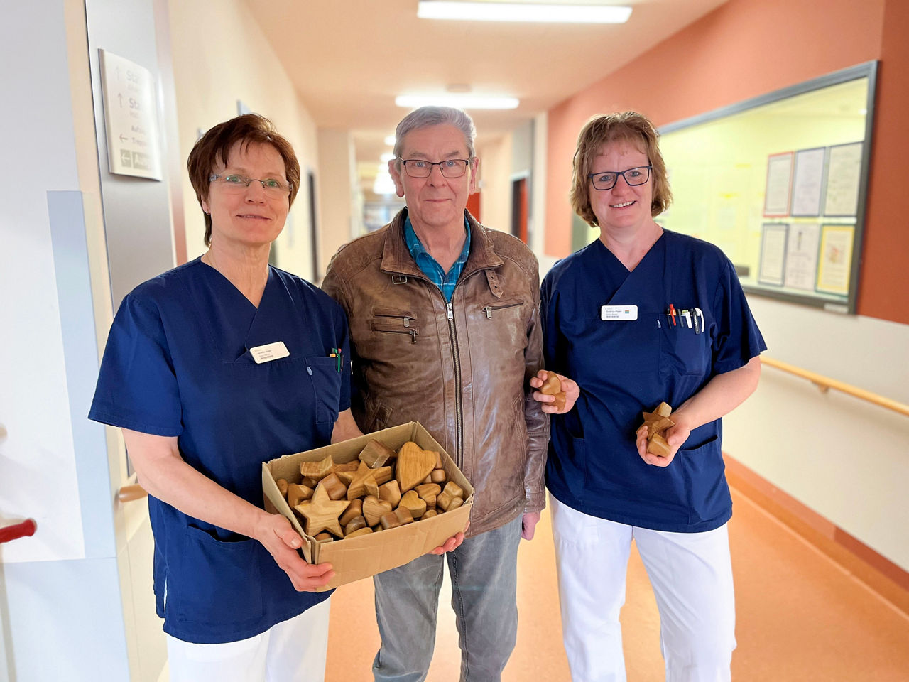 Holzherzen für Krebspatienten