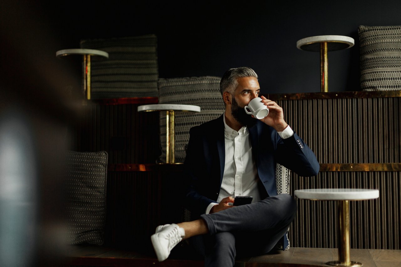 Businessman drinking coffee in cafe