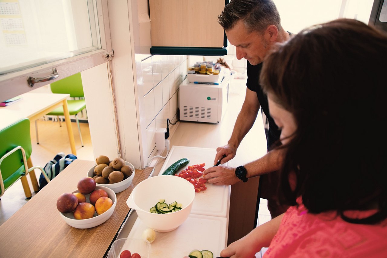 Therapeut und Patientin kochen gemeinsam.