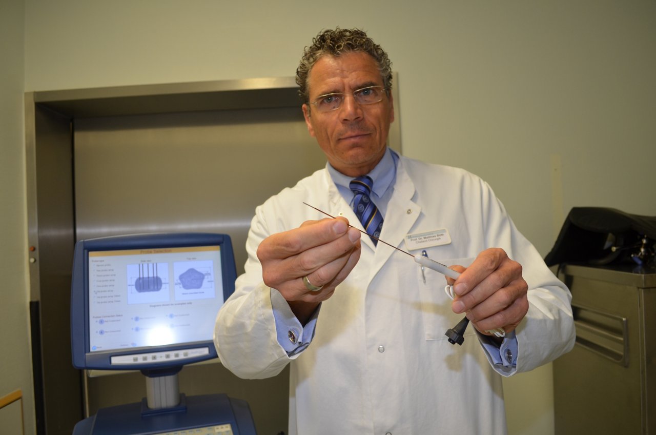 Prof. Birth hält ein OP-Instrumentarium in der Hand 