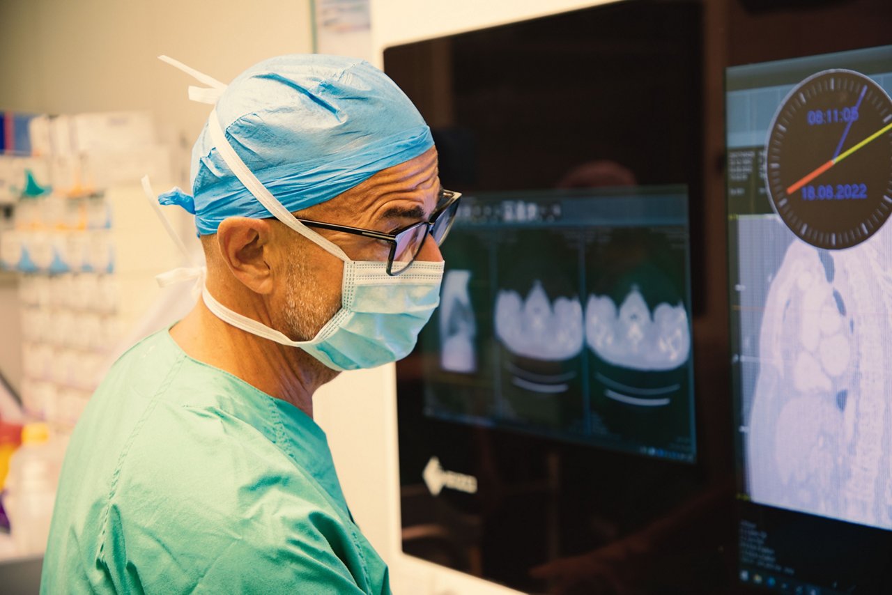 Operateur schaut auf einen Monitor.