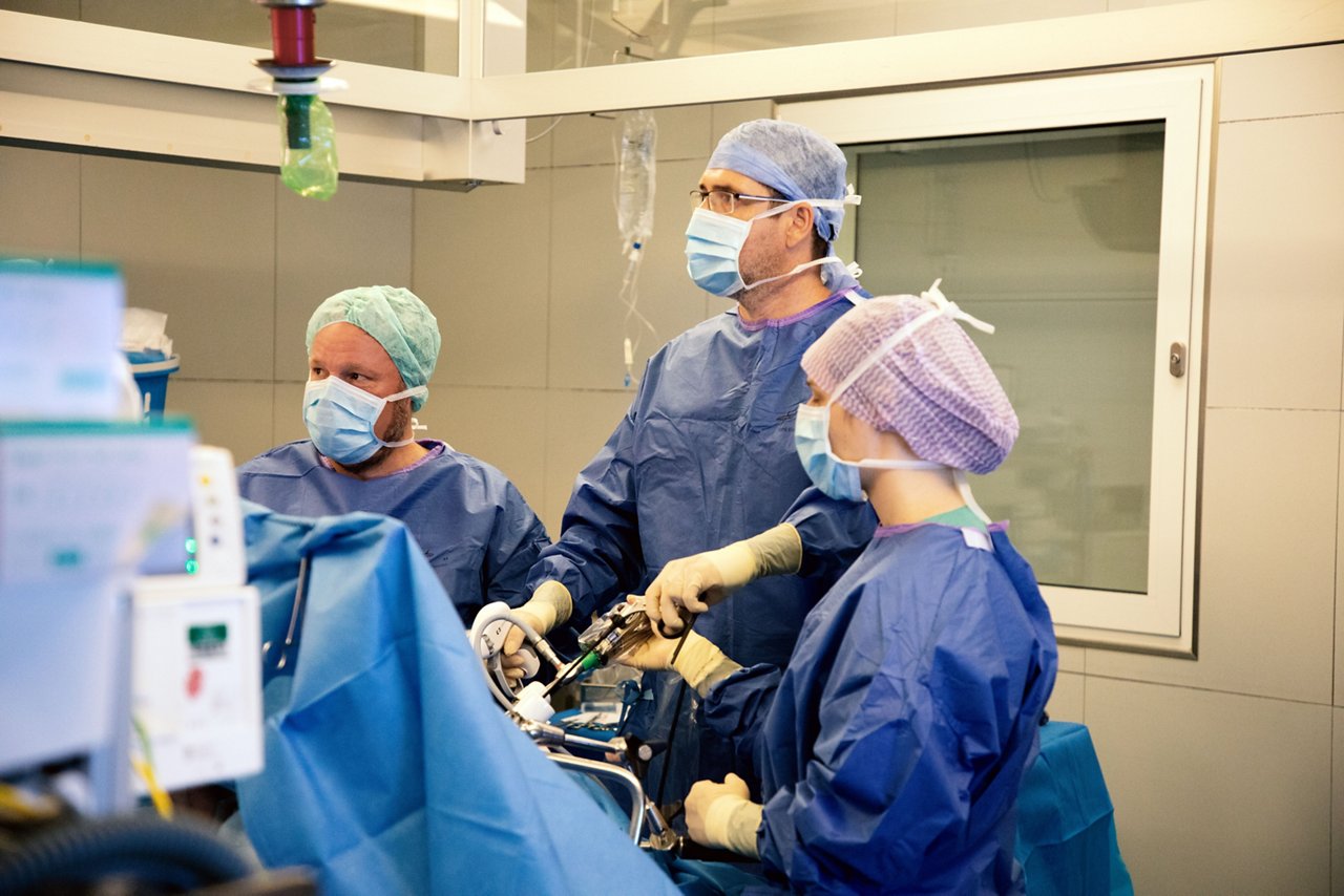 Minimalinvasive Operation mit Operateur und Assistenten