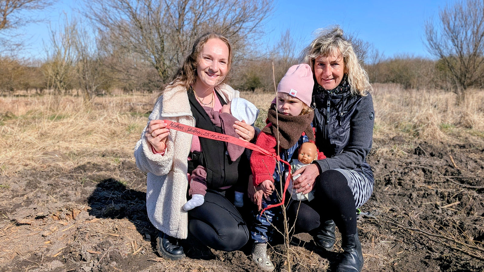 Familie Jagusch pflanzt Baum für Nachwuchs
