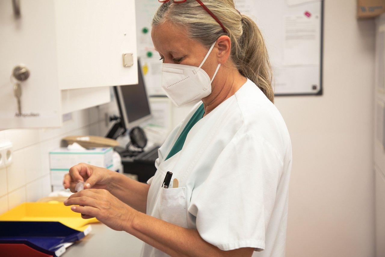 Schwester arbeitet im Dienstzimmer.