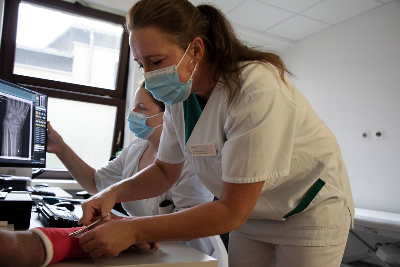 Schwestern entfernt einen Verband.