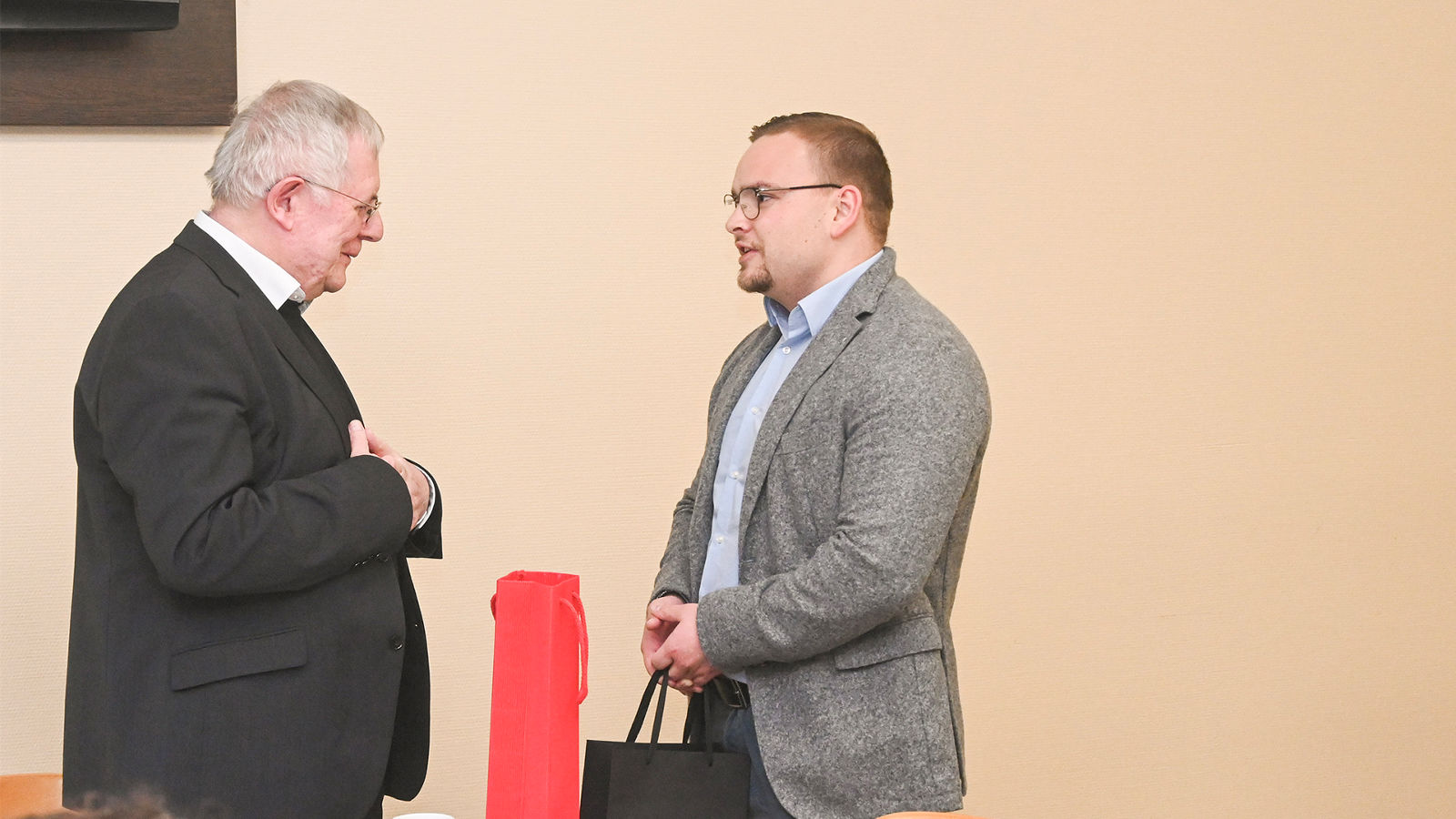 Michael Klemm, Pflegedienstleiter der Helios St. Elisabeth Klinik, und Pater Alois Schmidpeter