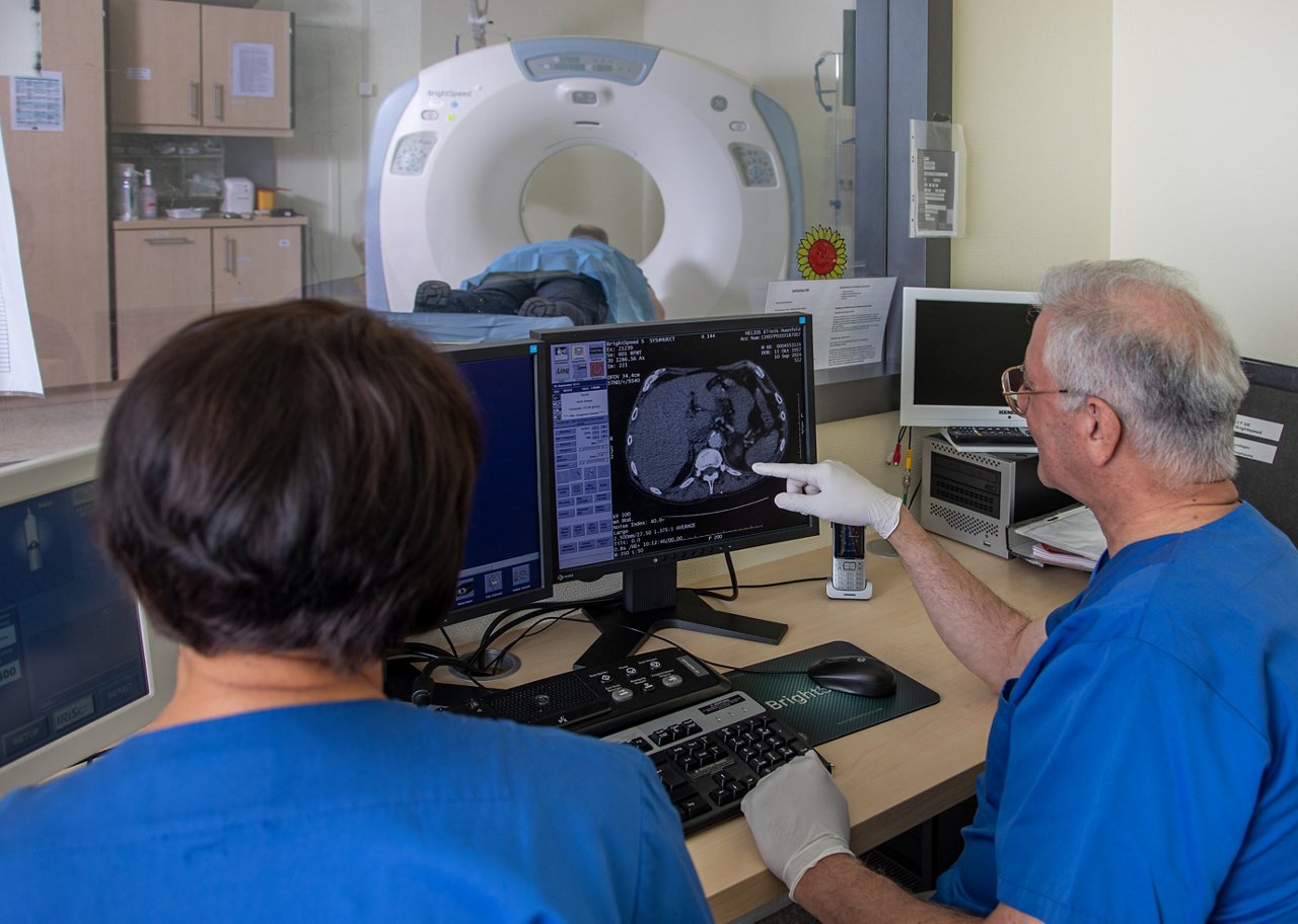 Arbeit am Monitor in der Radiologie 