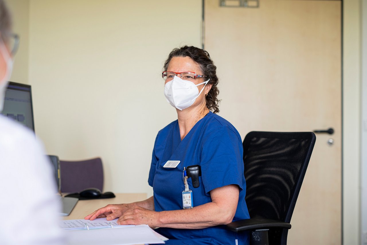 Ärztin schildert detailliert den Ablauf der Narkose und klärt den Patienten ausführlich auf.