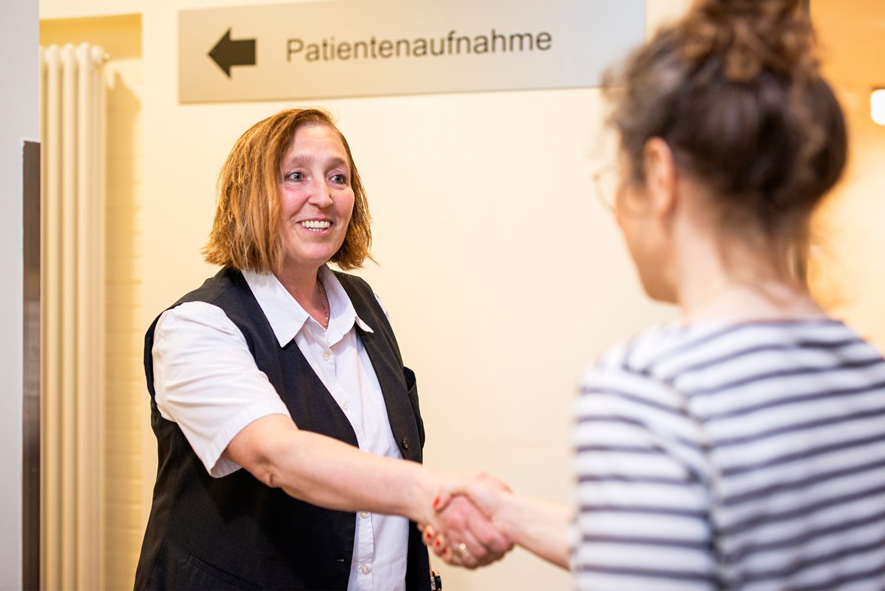 Ärzte besprechen die Aufnahme eines Patienten