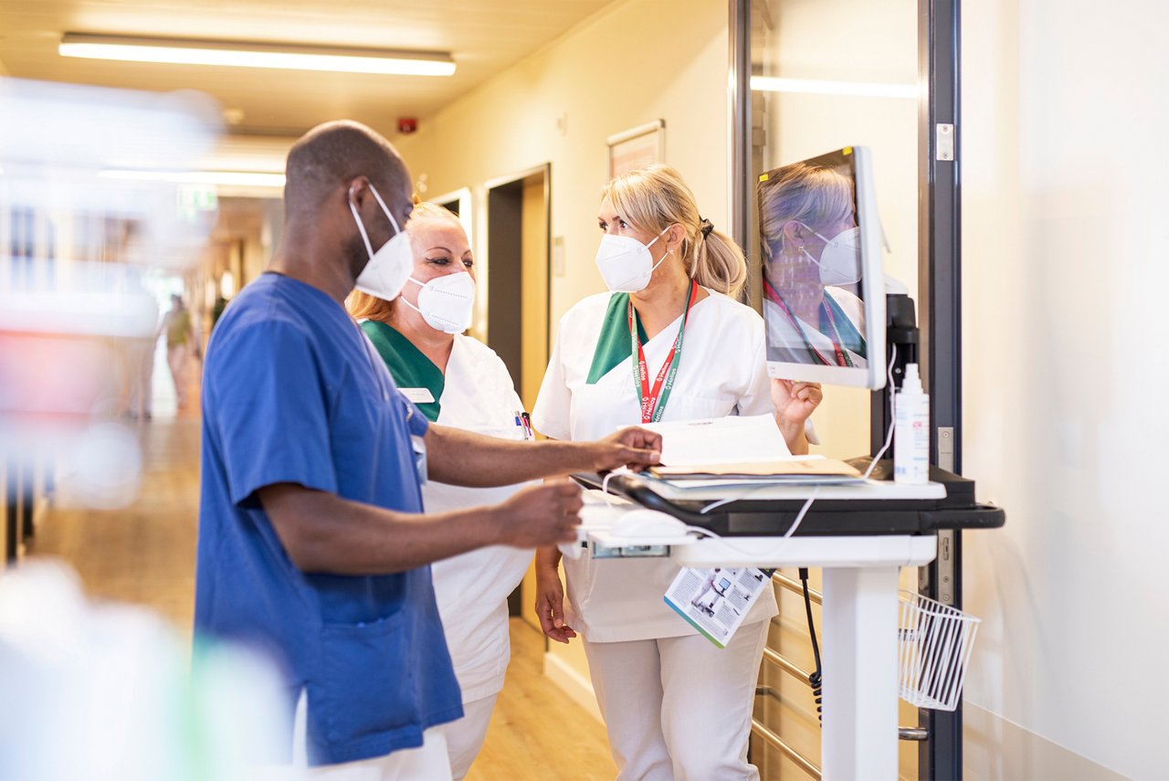 Mitarbeitende am Dokumentationswagen