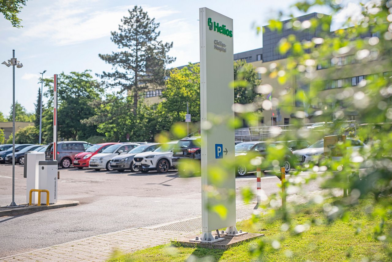 Blick auf die Schranke und den Parkplatz an der Helios Klinik Hüls