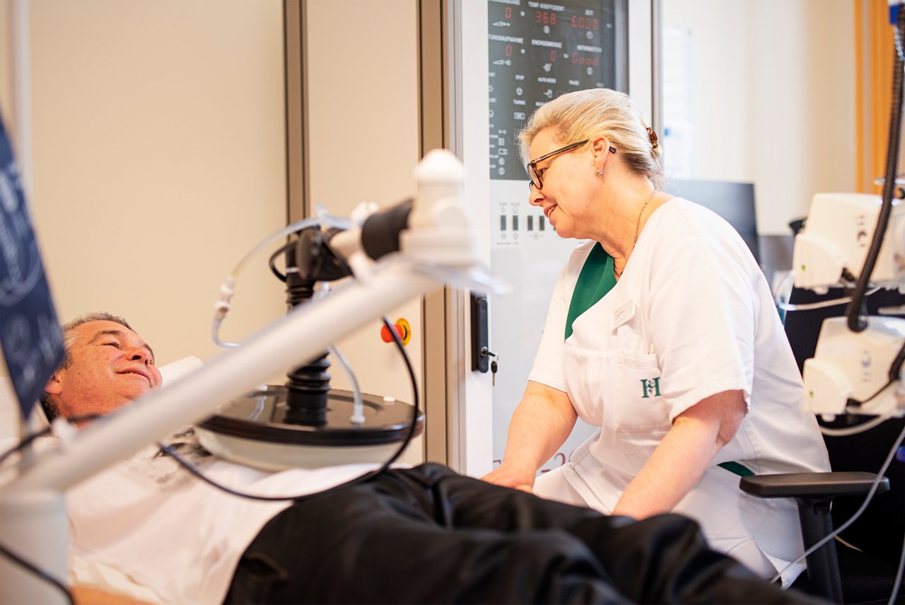 Pflegerin und Patientin im Patientenzimmer der onkologischen Station