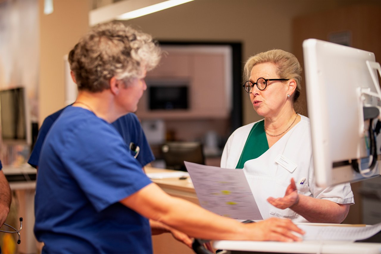Stationsleitung auf dem Flur der onkologischen Station in Hüls