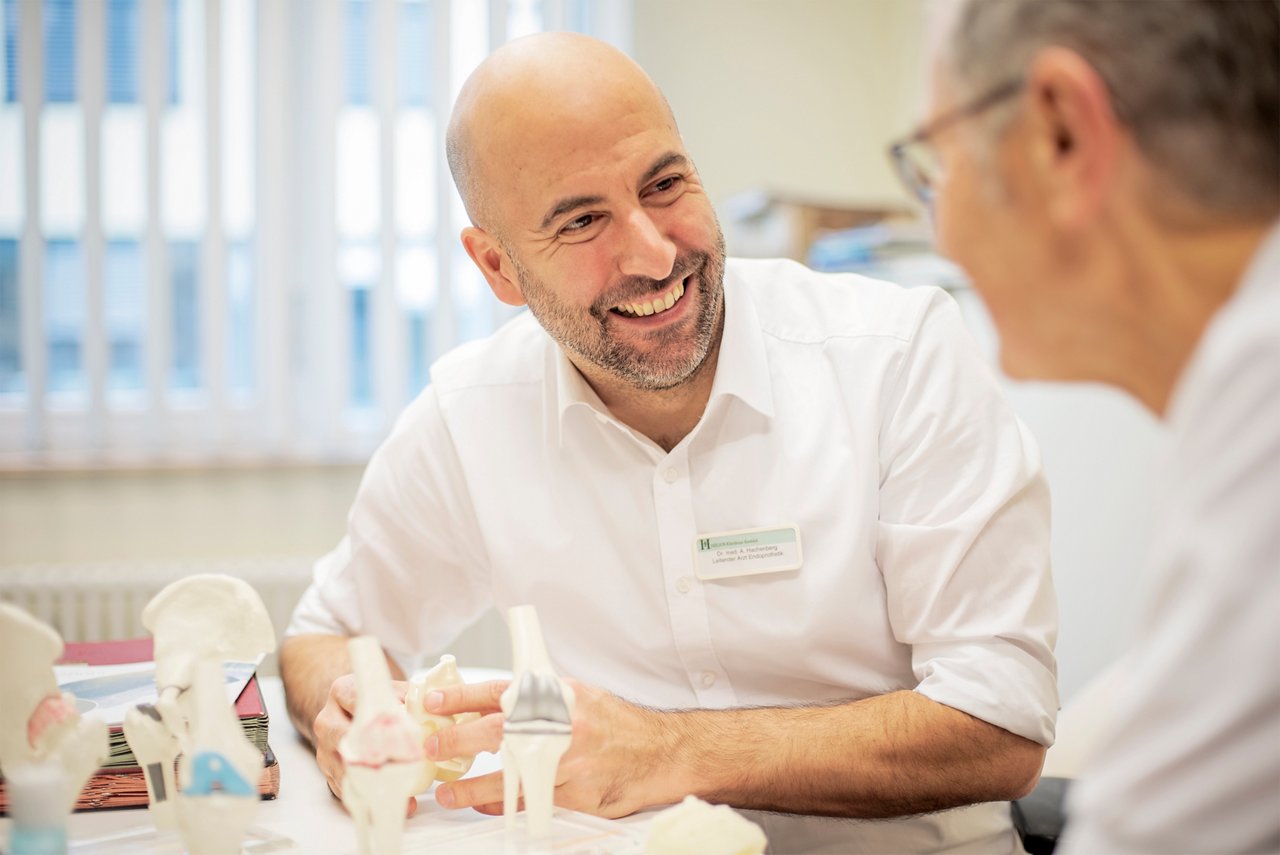 Dr. Hachenberg im Gespräch mit einem Patienten