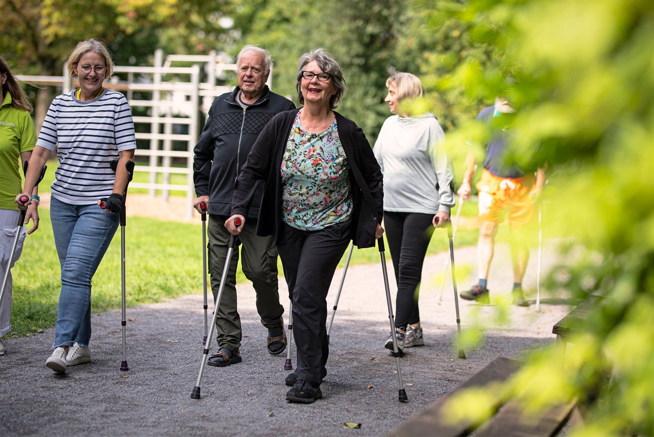 Reha Sport  im Grünen nach Gelenk OP am Ortho-Campus in Hüls 