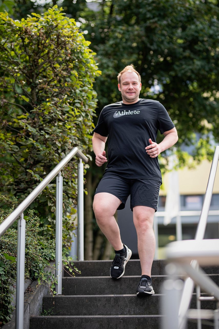 Patient nach Gelenkersatz beim Treppenlauf