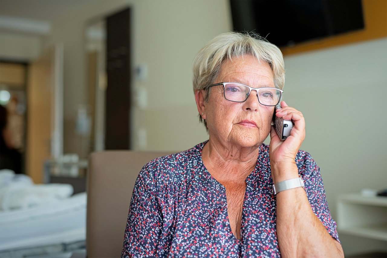 Eine Patientin führt ein Telefongespräch