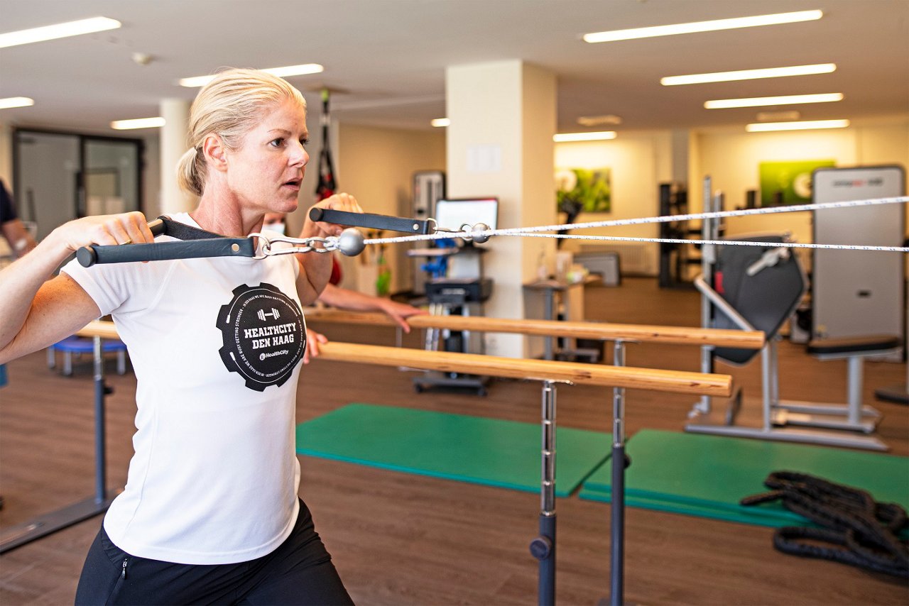 Patientin Barbara Schatz trainiert am Ortho-Campus in Huels mit neuen Hüftgelenken