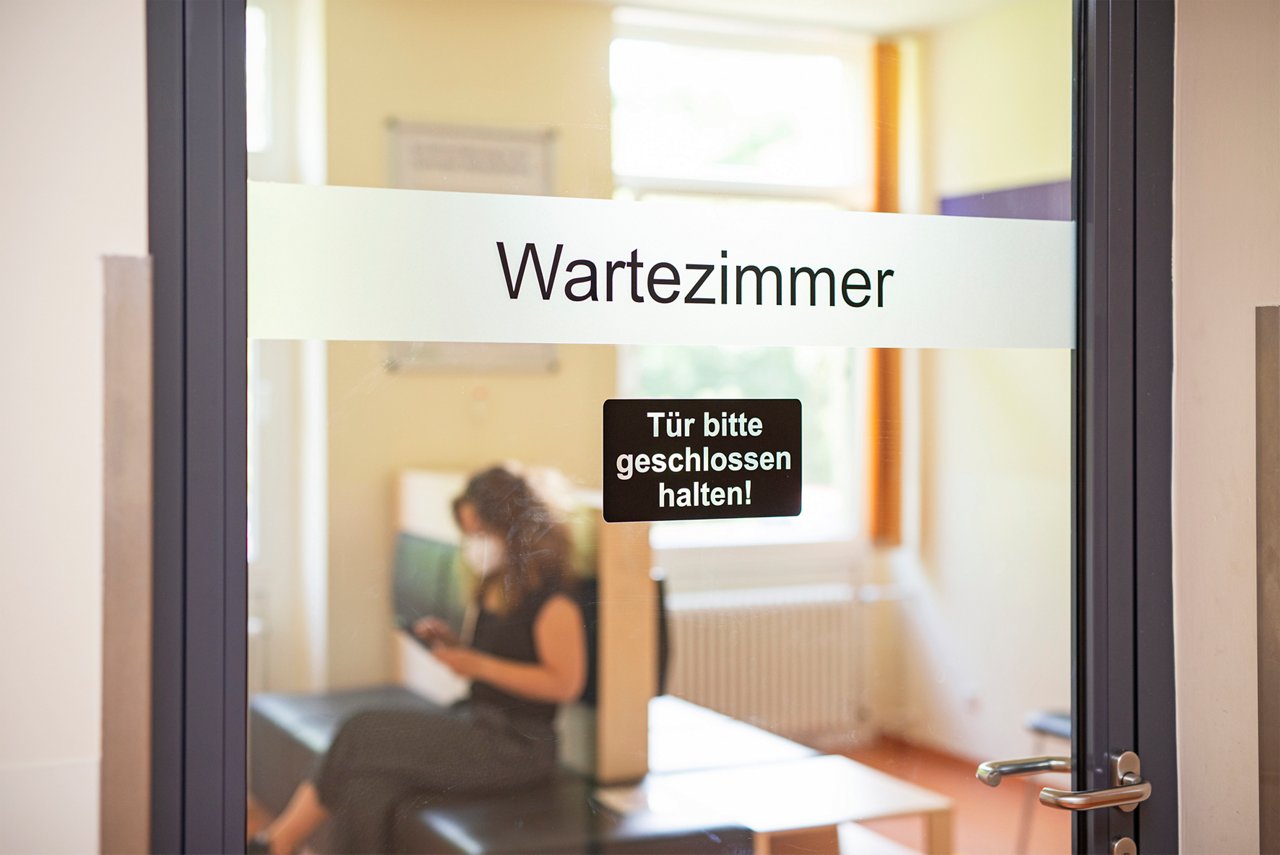 Patientin sitzt im Wartebereich der Hülser Notaufnahme