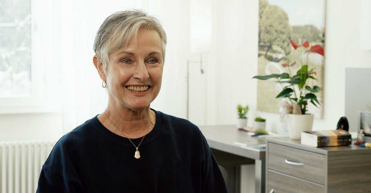 Patientin mit neuem Kniegelenk am Ortho-Campus