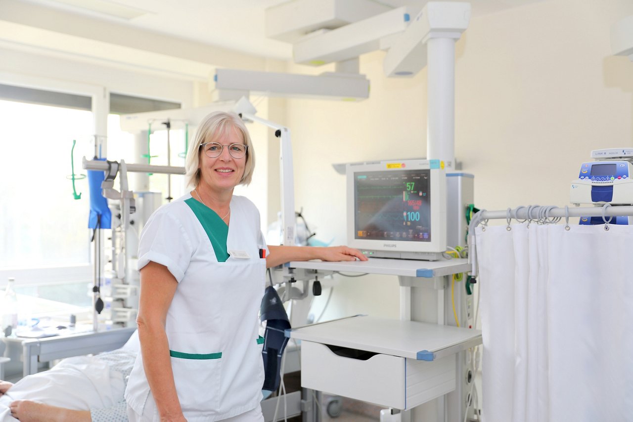 Pflegekraft am Patientenmonitor