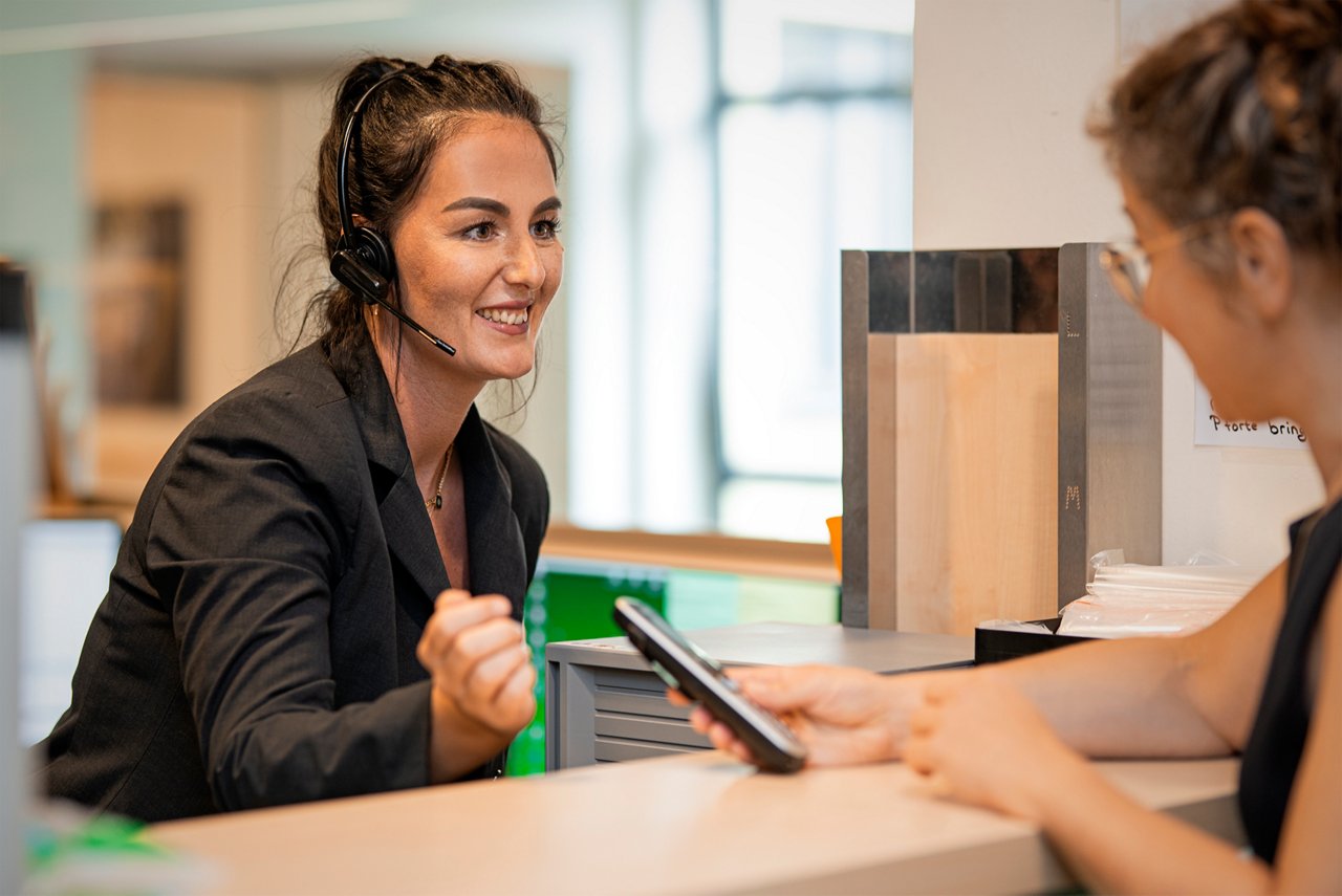 Mitarbeiterin am Infopoint in der Eingangshalle in Hüls