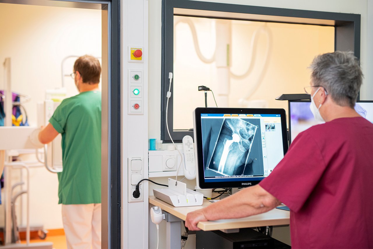 Mitarbeiter der radiologischen Abteilung in Hüls bei einer Untersuchung