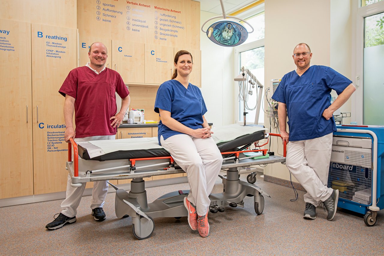 Leitende Aerztin und Chefarzt sowie pflegerische Leitung der Notaufnahme in Huels im Schockraum 
