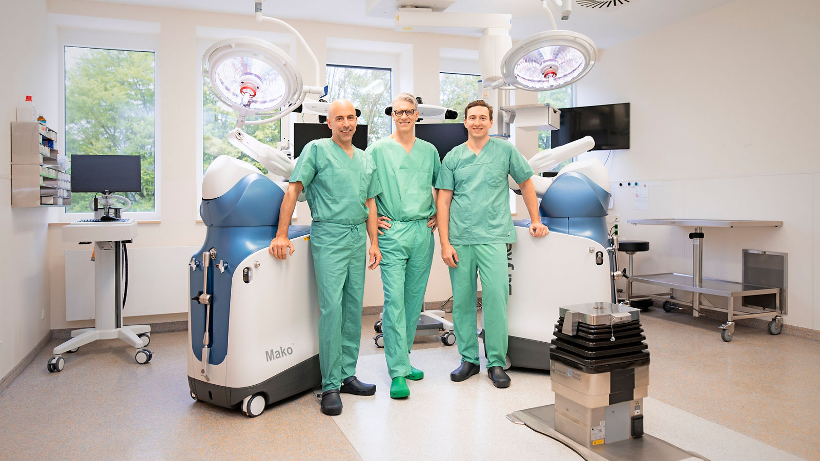 Leitungsteam Ortho-Campus in Hüls mit zwei MAKO Robotern 