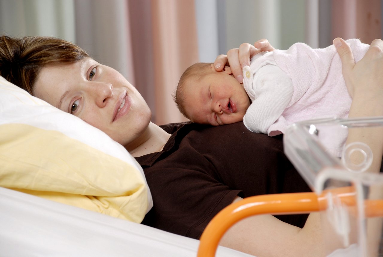 Mutter und Baby liegen zusammen im Bett