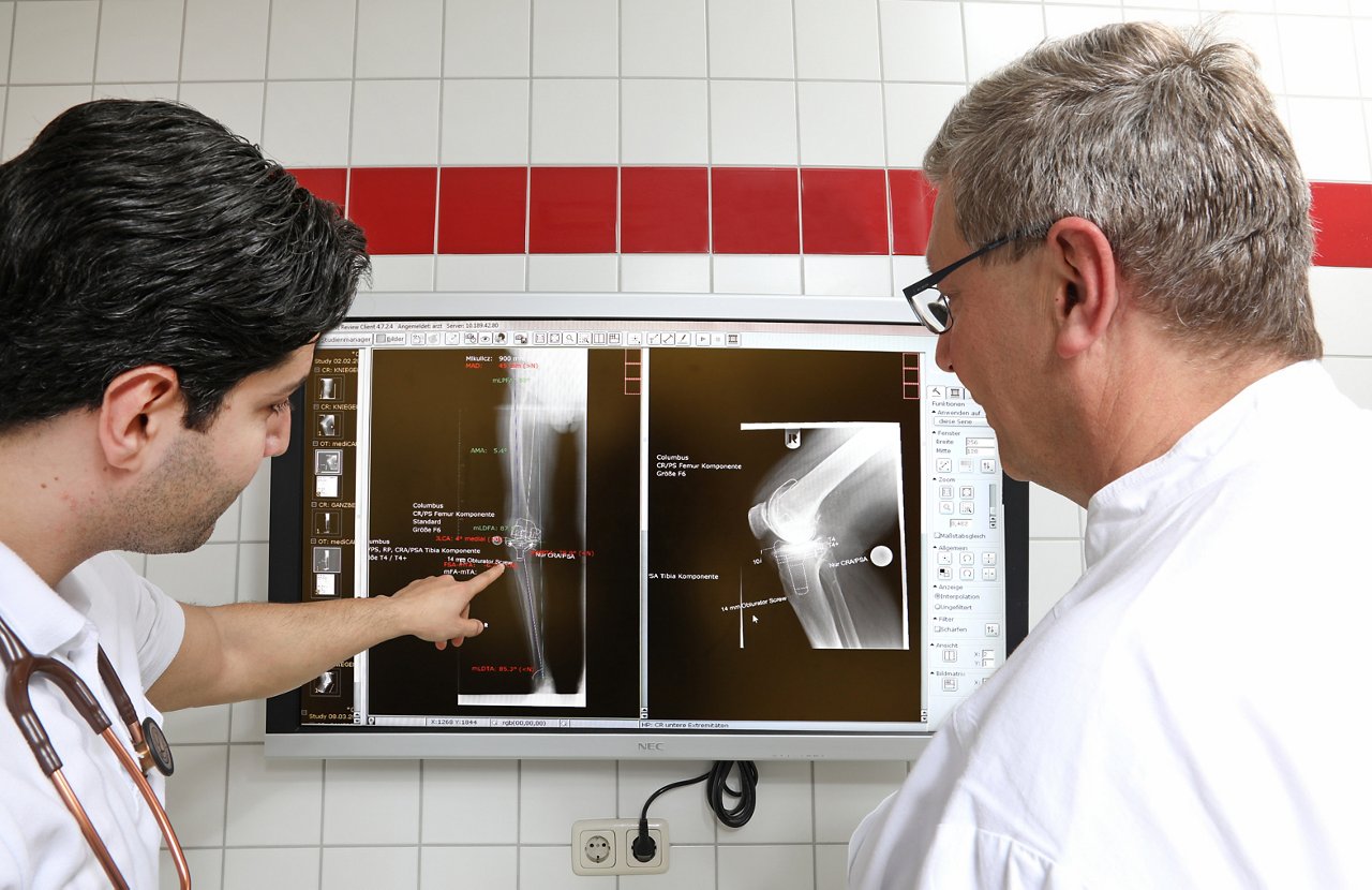 Unterhaltung über Röntgenaufnahme eines Knies