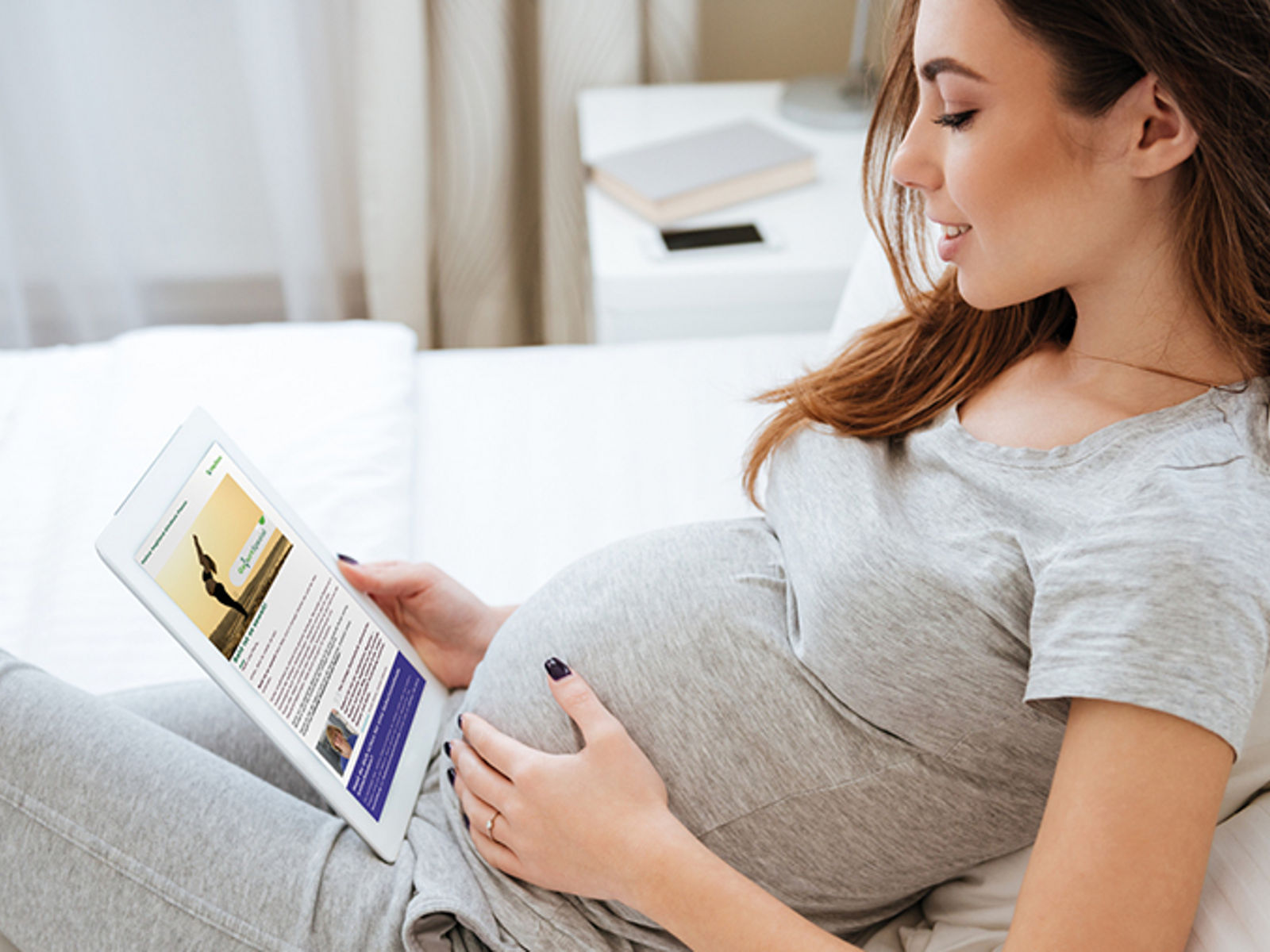 Schwangere mit Tablet