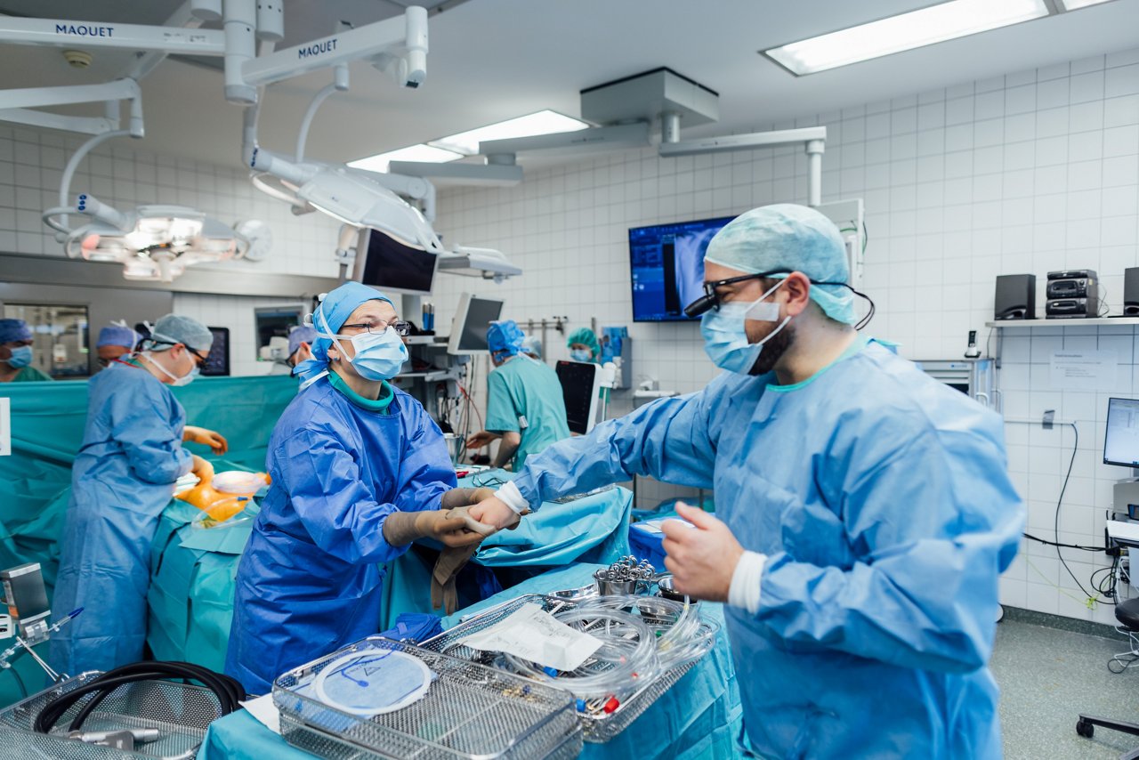 Priv.-Doz. Dr. med. Marcel Vollroth im OP der Kinderherzchirurgie