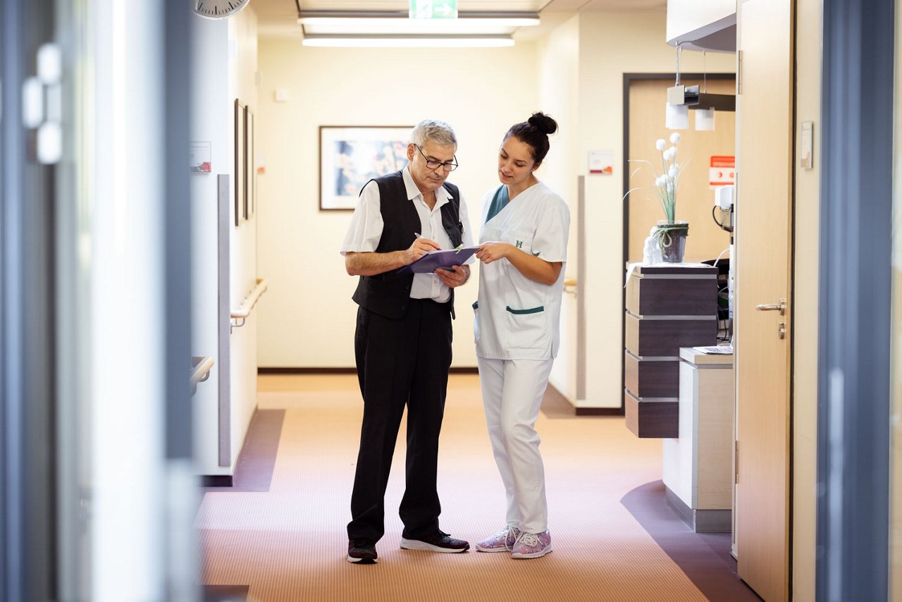 Privatklinik Idstein Servicemitarbeitende im Gespräch