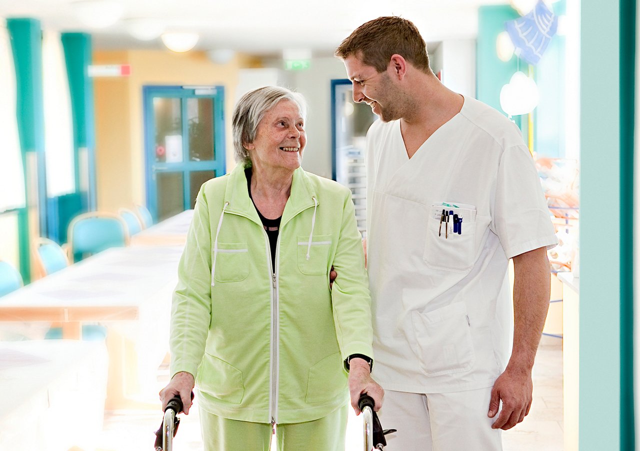 Pfleger mit geriatrischer Patientin