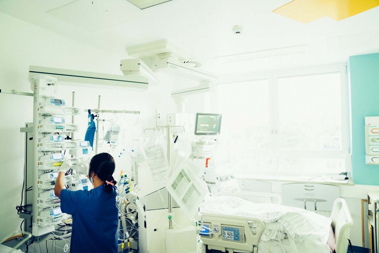 Intensivpflegekraft stellt Spritzpumpen im Krankenzimmer ein