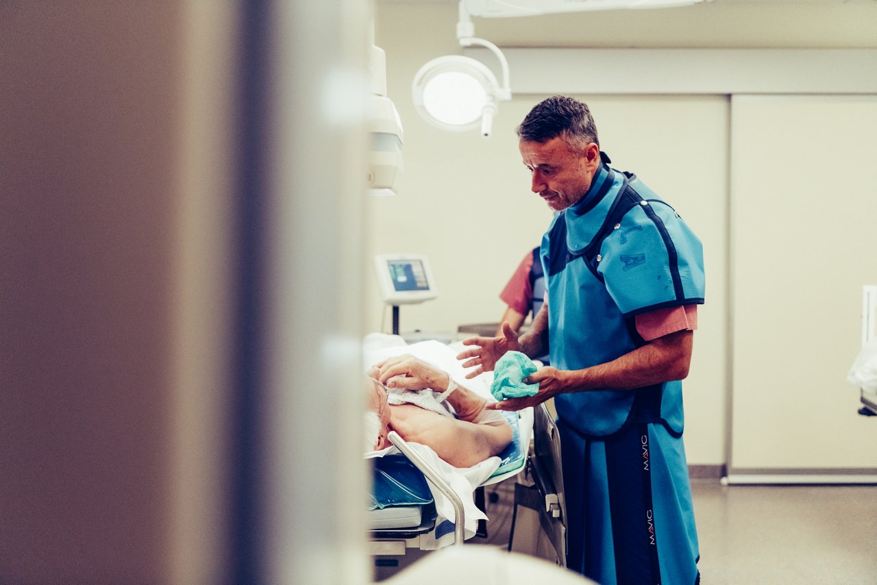 Arzt führt mit einem Patient ein Gespräch vor der Herzkatheteruntersuchung