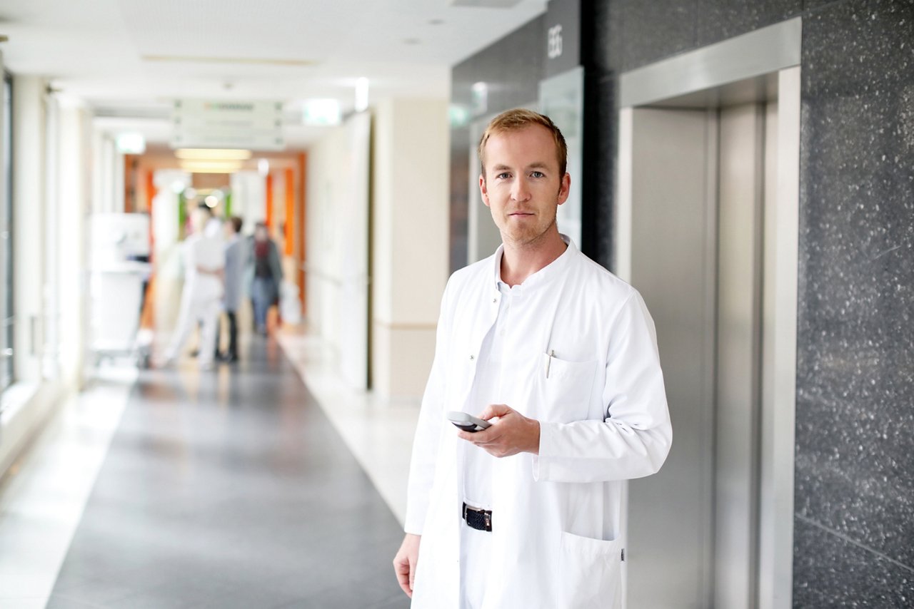 Arzt mit Telefon in der Hand