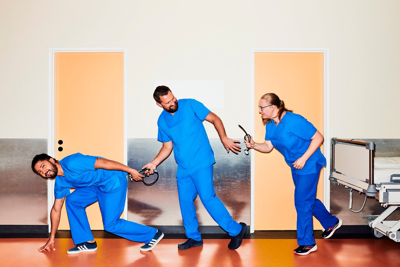 3 Personen arbeiten Hand in Hand